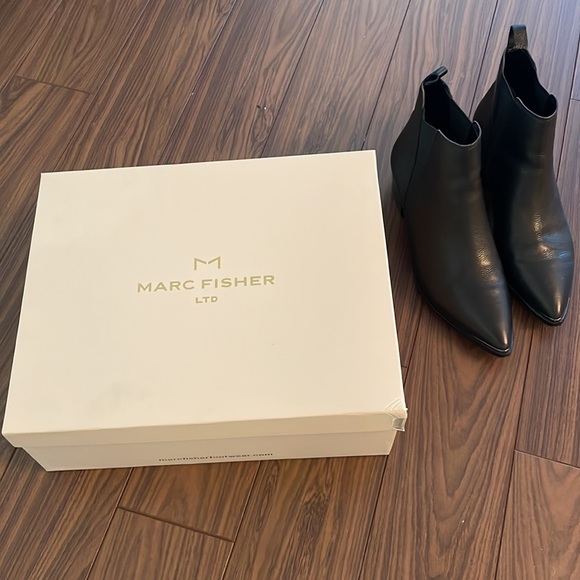 Marc Fisher Ltd. YALE Chelsea Boot - Picture 3 of 6